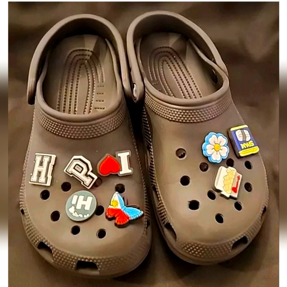 CROCS SHOES CLASSIC CLOGS UNISEX SHOE DARK BLACK SIZE M 5, W 7 Charms